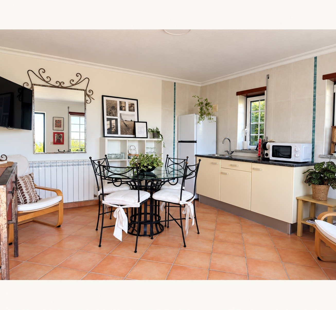 Cozinha e sala do apartamento de hóspedes
